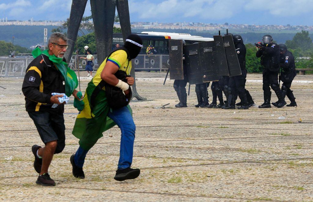 Policías intentan dispersar a atacantes del Palacio de Gobierno de Brasil