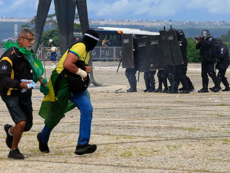 Policías intentan dispersar a atacantes del Palacio de Gobierno de Brasil