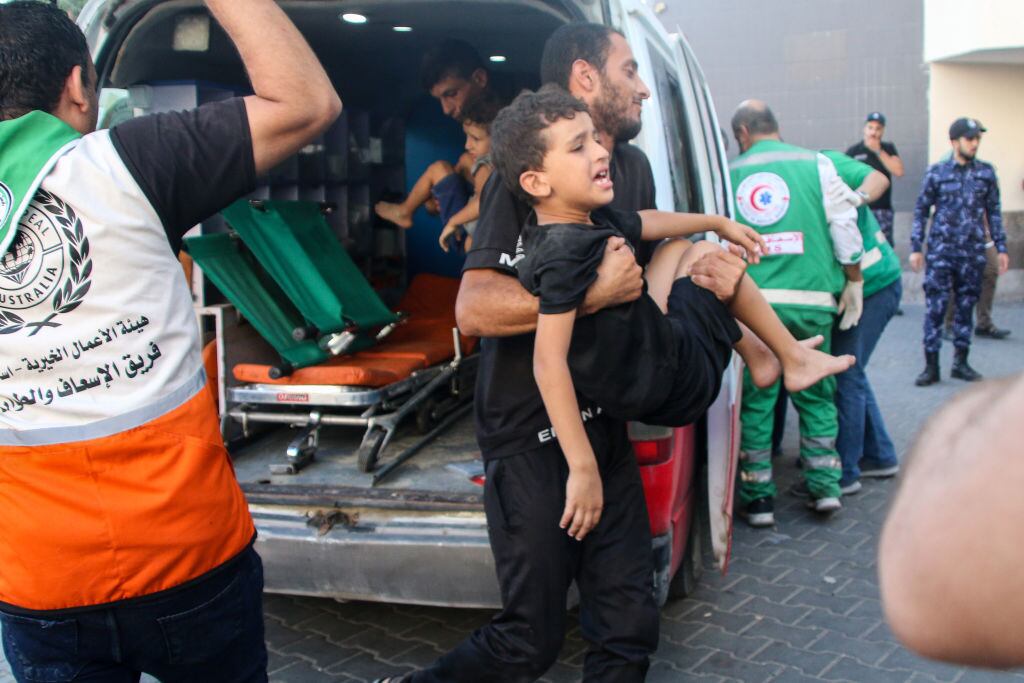 Niños palestinos heridos por bombardeos los llevan a los hospitales en Gaza