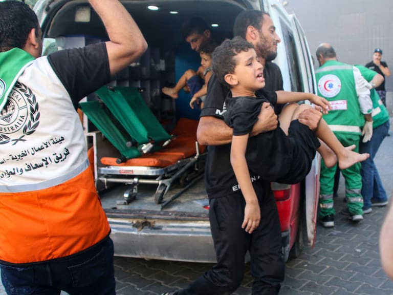 Niños palestinos heridos por bombardeos los llevan a los hospitales en Gaza