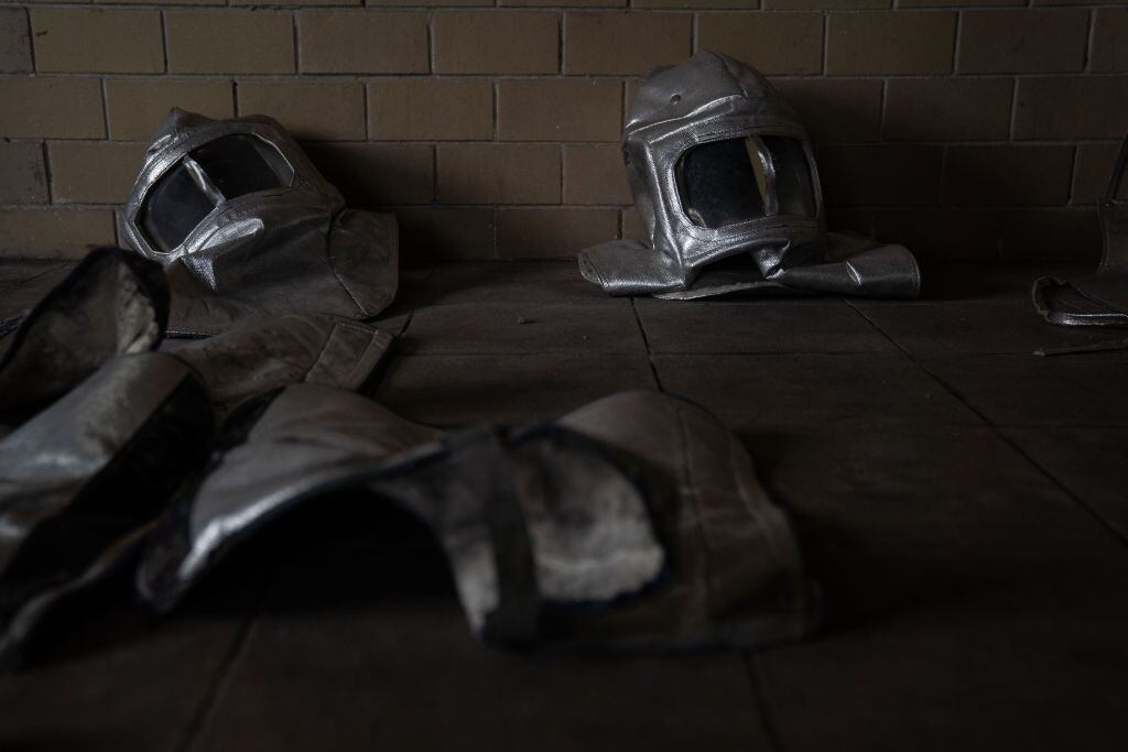 Trajes de labores abandonados en Neza