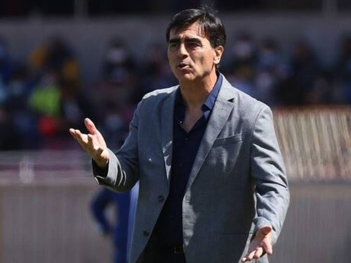 La molestia de Gustavo Quinteros no cesa: «Sería una vergüenza mundial que se defina un torneo con chicos de inferiores»