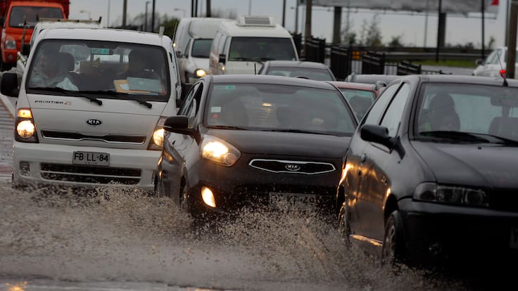 Sistema frontal golpea el sur de Chile: más de 30 mil clientes sin luz y rutas cortadas en varias regiones