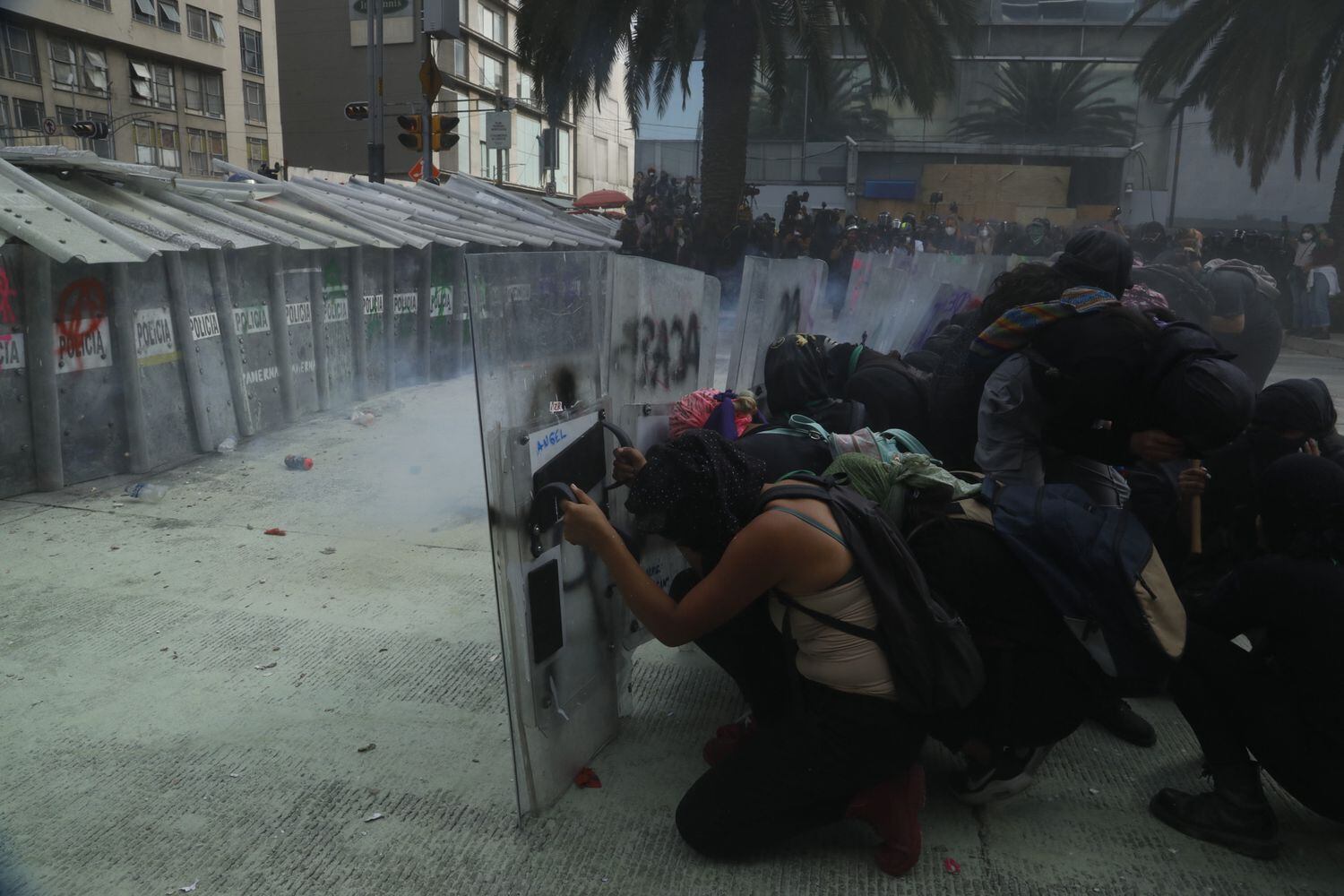 Enfrentamiento entre feministas y policías