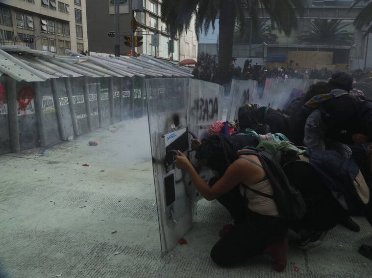 Enfrentamiento entre feministas y policías