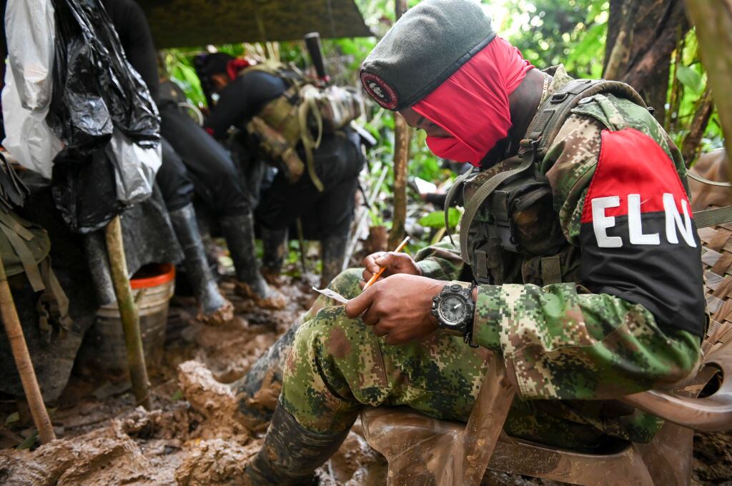 Un grupo del ELN descansa en un campamento en plena selva de Colombia