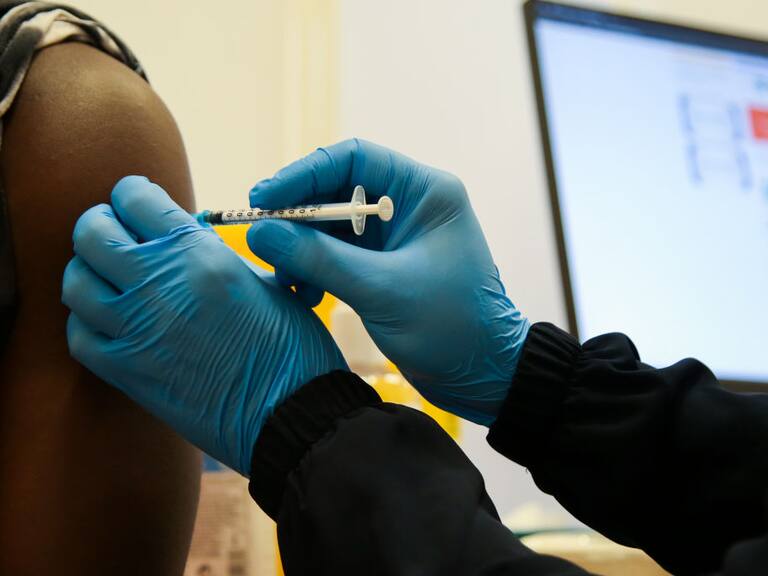 Una mujer recibe la vacuna contra el Covid-19 en un hospital de Londres