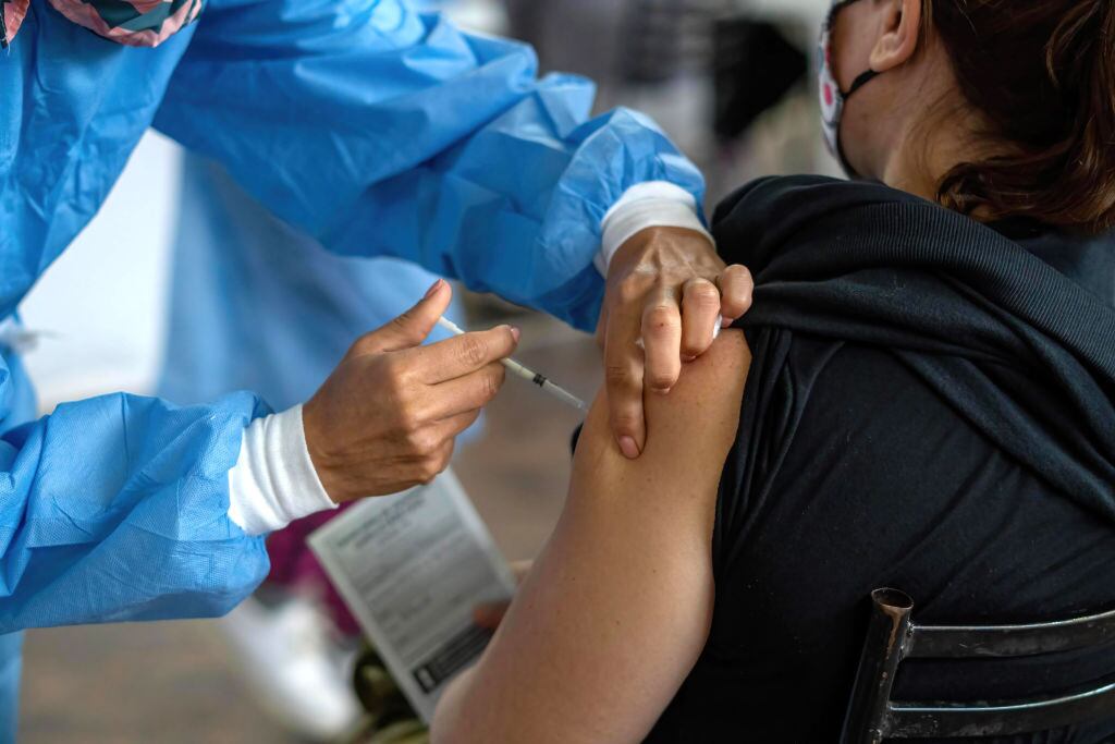 Trabajadora de la salud coloca una vacuna de Sputnik V en Santa Fe