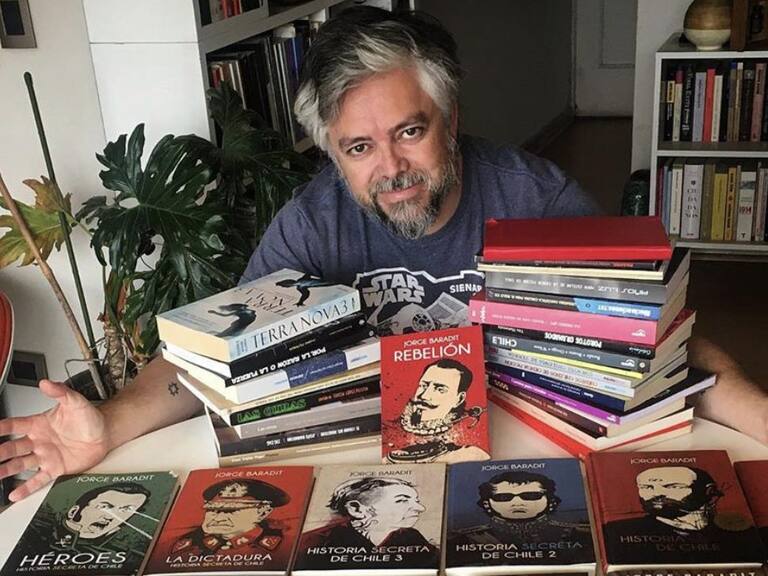 Jorge Baradit anunció su retorno a la televisión con «La Historia Secreta de Chile»