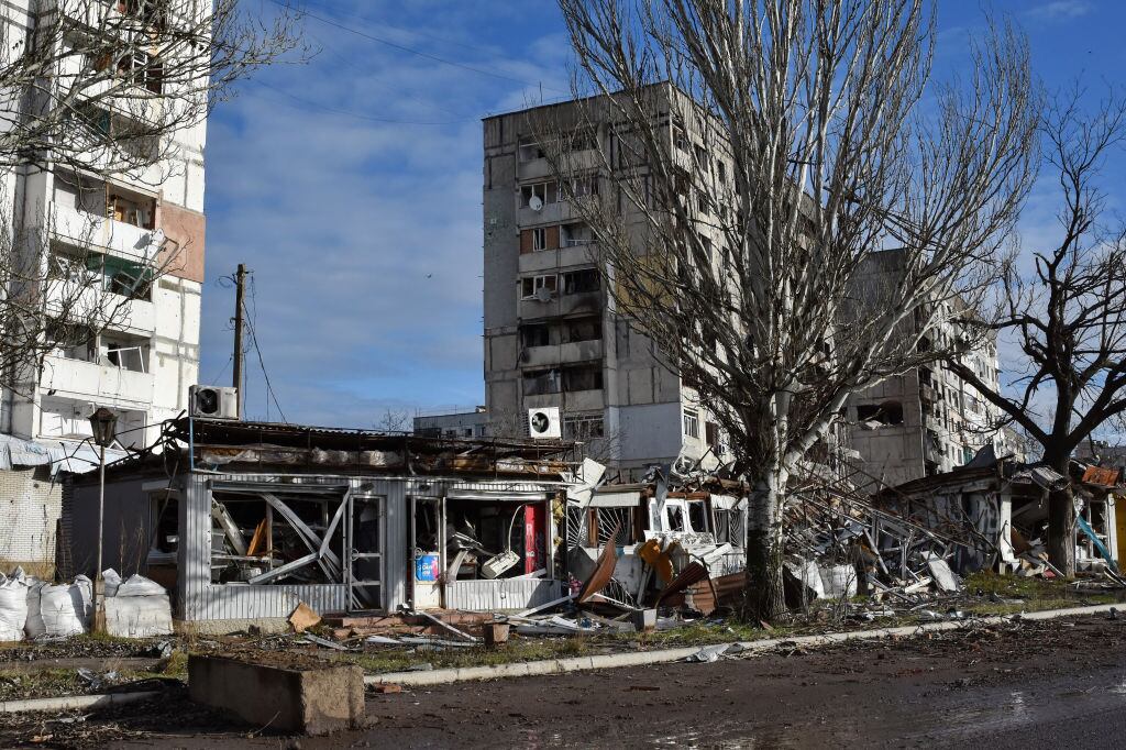 Departamentos y tiendas dañadas deja un ataque aéreo con drones que lanzara Rusia sobre la ciudad de Orejov en Ucrania.