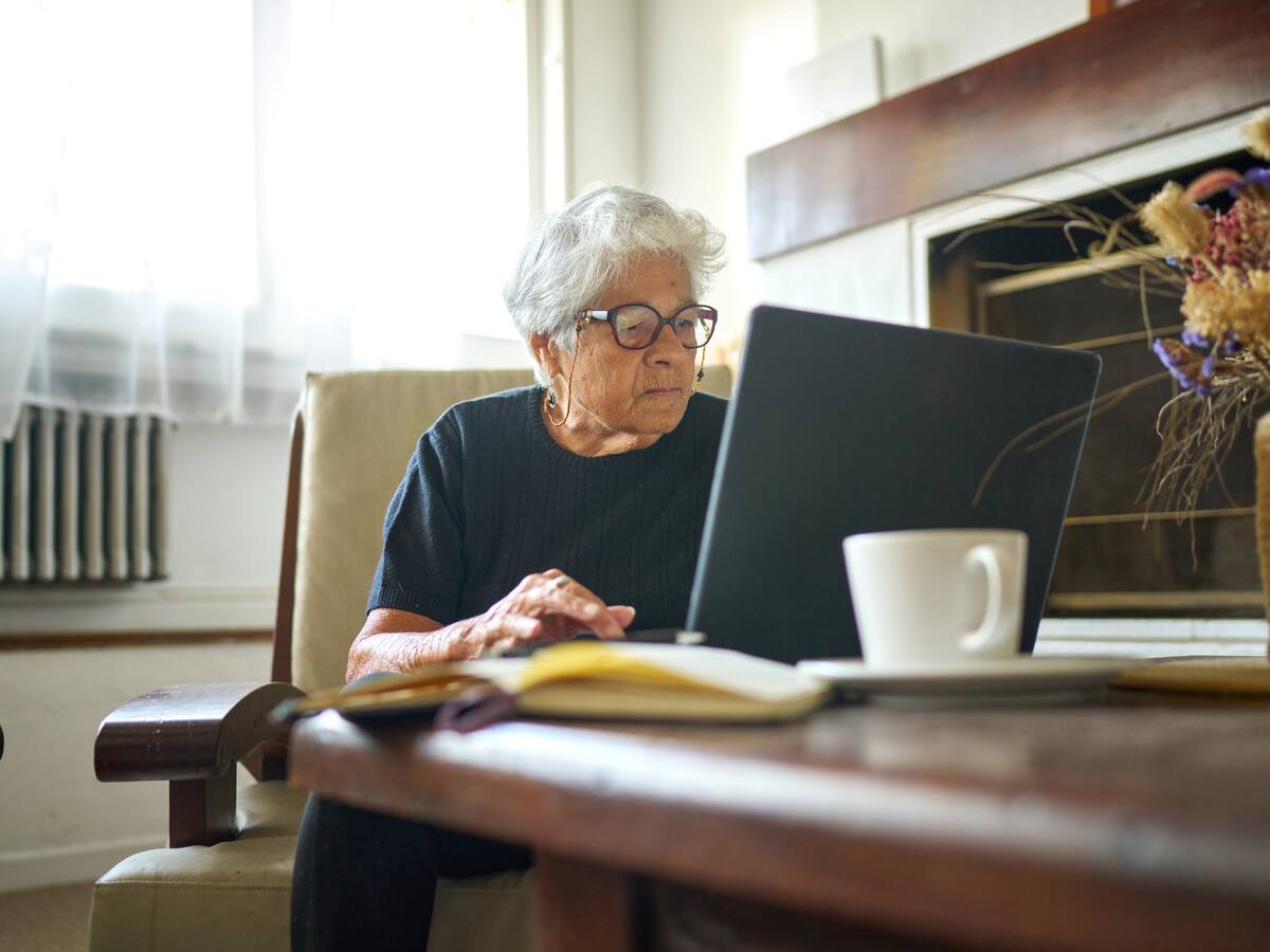 Adultos mayores chilenos cada vez más presentes en el ecosistema digital: ocho de cada 10 usan comunidades online