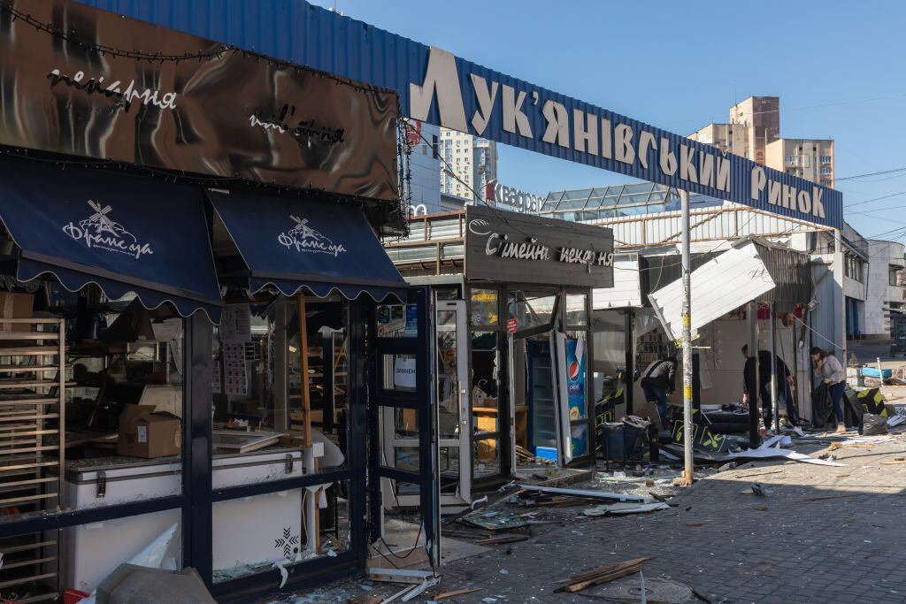 Parte del comercio destruido en un barrio de la capital ucraniana Kiev