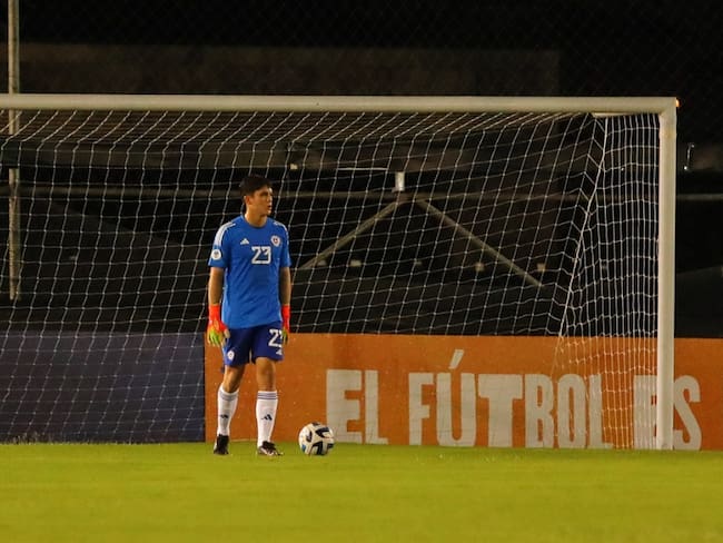 Arquero de la Roja sub 17 salió lesionado tras terrible patada de jugador ecuatoriano: se fue expulsado de inmediato