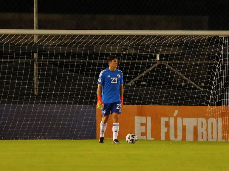 Arquero de la Roja sub 17 salió lesionado tras terrible patada de jugador ecuatoriano: se fue expulsado de inmediato
