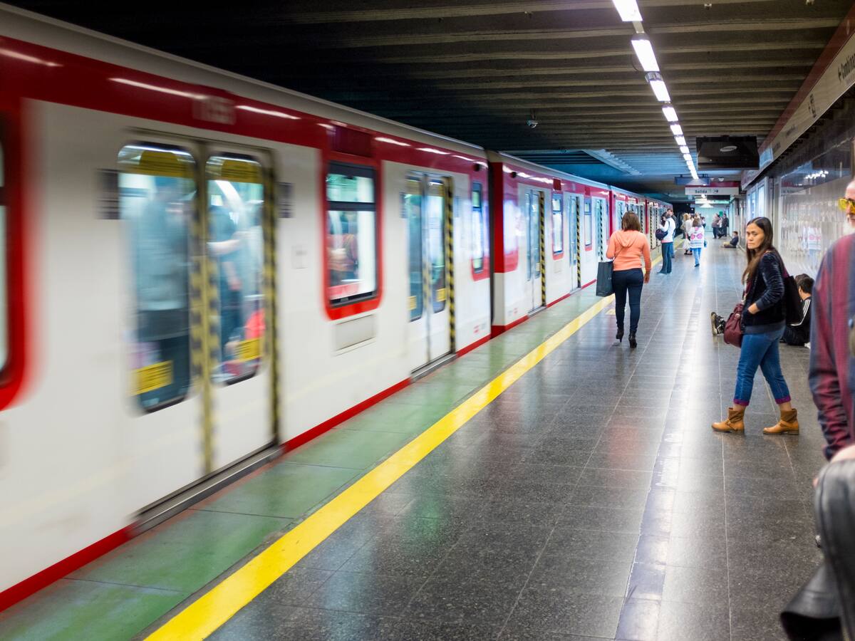 Suben los pasajes del transporte público en Santiago: estas son las nuevas tarifas del Metro, buses y tren