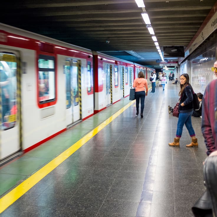 Suben los pasajes del transporte público en Santiago: estas son las nuevas tarifas del Metro, buses y tren