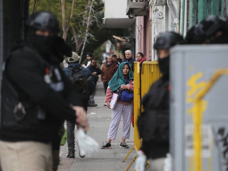 Desalojan casa vinculada a robos violentos tipo “motochorros” en pleno centro de Santiago
