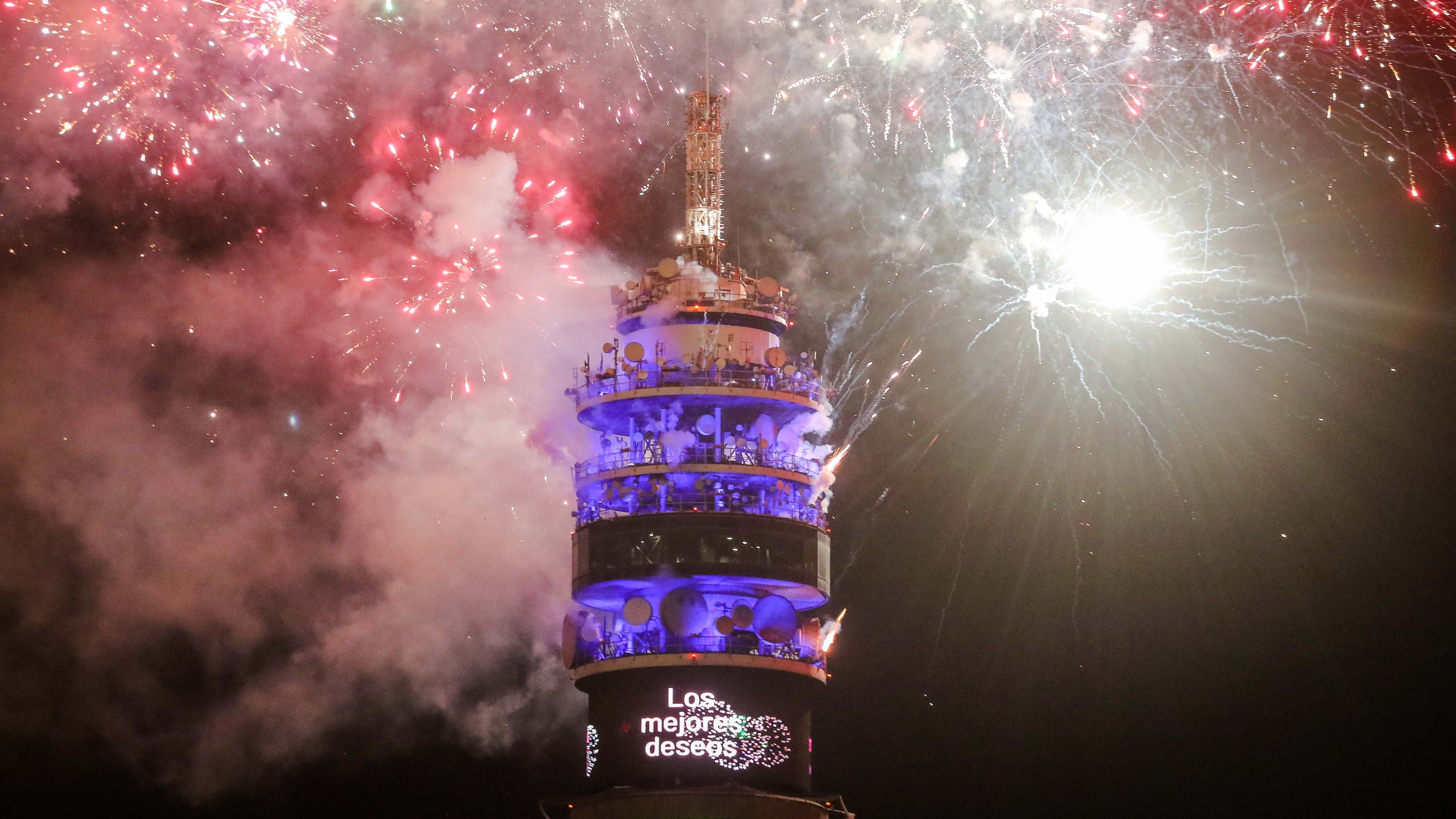 1 de ENERO del 2019/SANTIAGOLa Torre Entel realiza el tradicional show de fuegos artificiales para celebrar la llegada del nuevo año
FOTO: HANS SCOTT /AGENCIAUNO