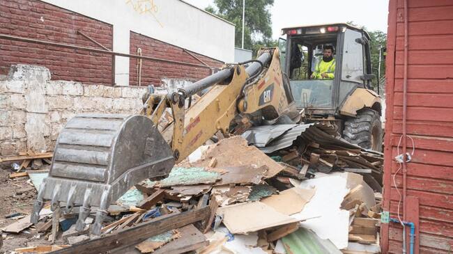 Parte del trabajo de desalojo y demolición del colegio. No había moradores en el lugar al momento de la llegada de personal municipal. / Agencia Uno.