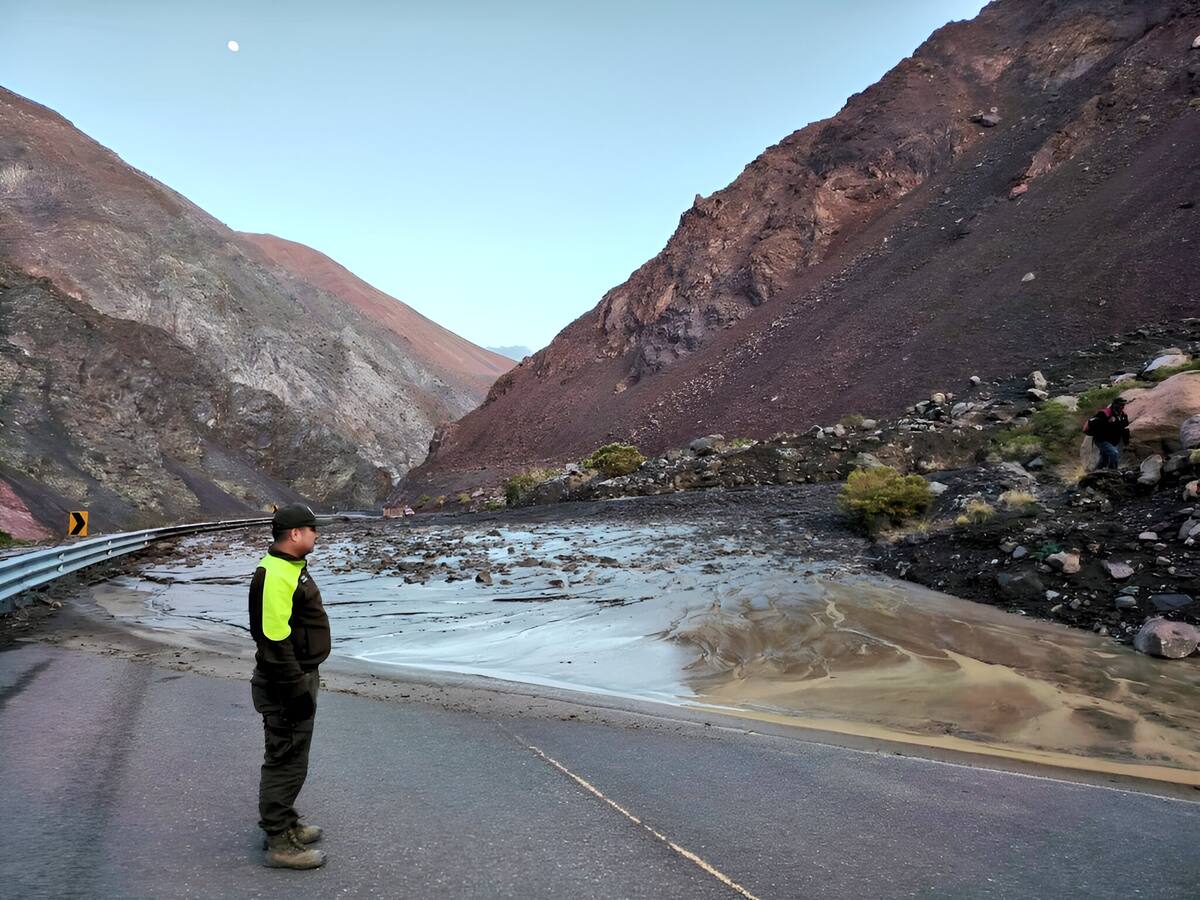 22 turistas argentinos quedan aislados por aluvión en paso fronterizo de Coquimbo: todos están en buen estado