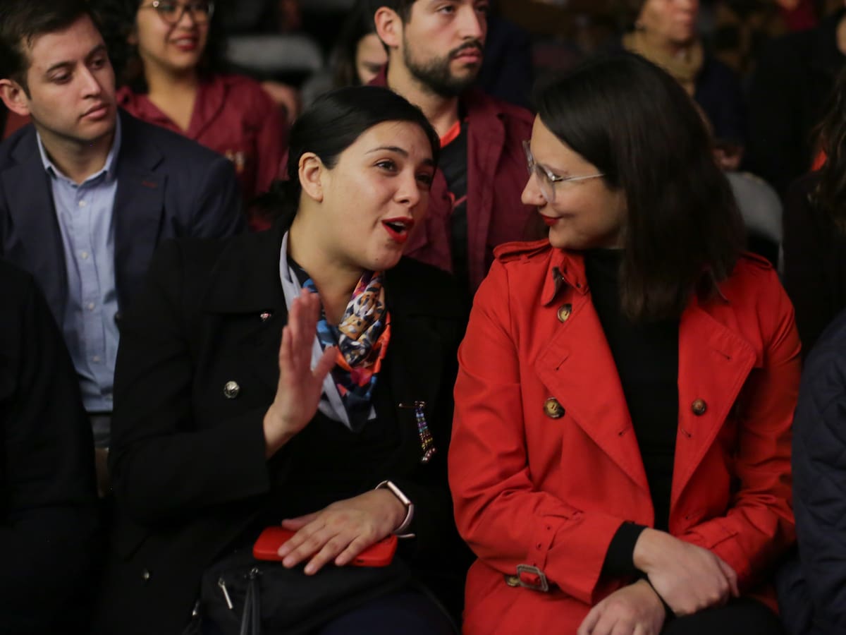 “Tengo un cacho, necesito tu ayuda”: Los chats entre Karol Cariola e Irací Hassler que complican a la diputada