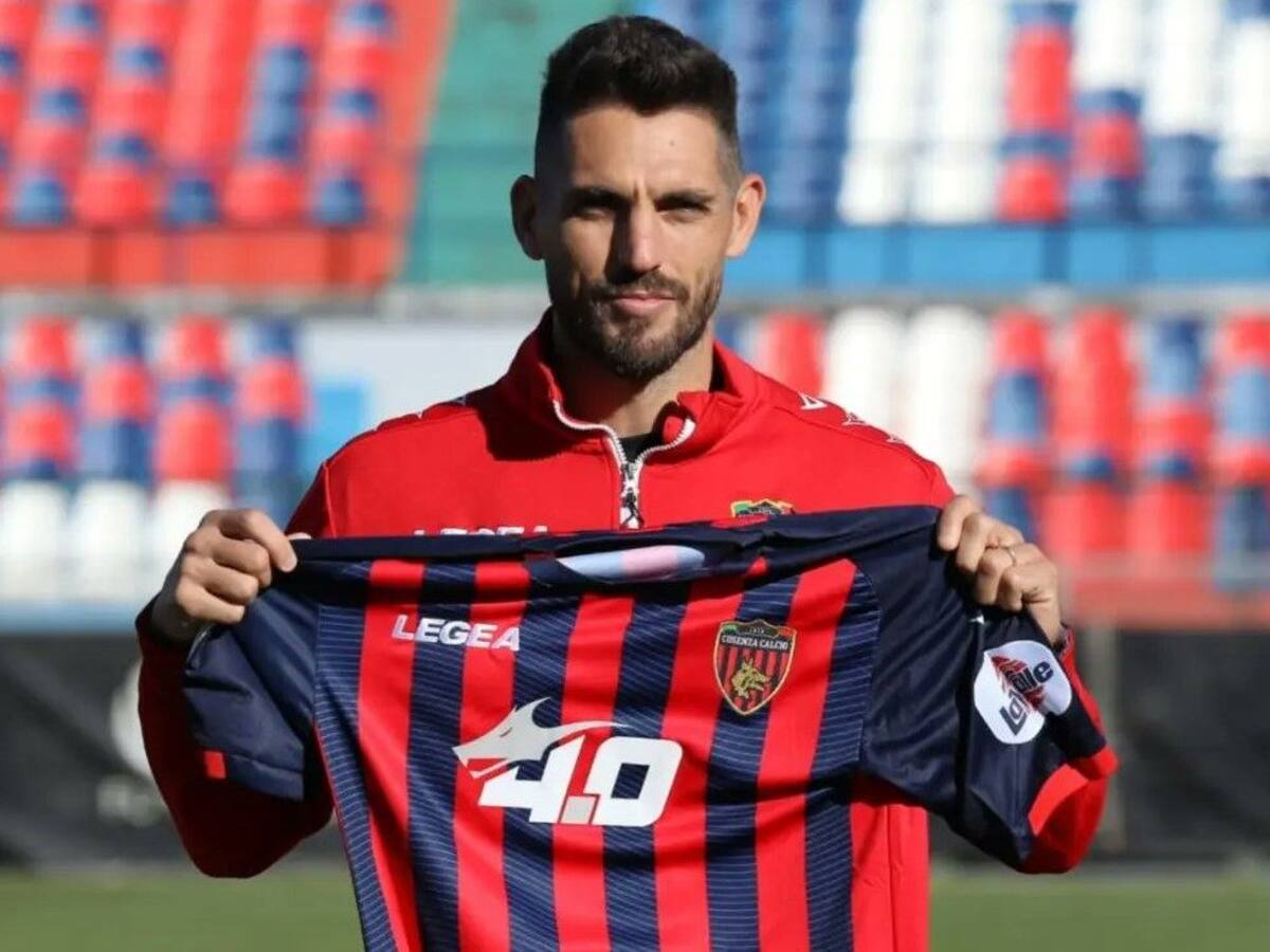 Joaquín Larrivey fue oficializado como refuerzo del Cosenza de la Serie B de Italia