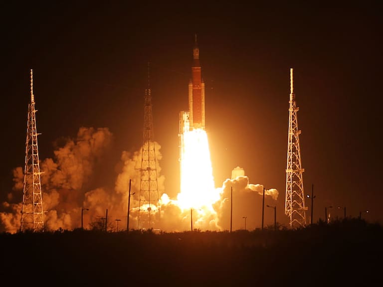 Misión Artemis I despega desde el Centro Espacial Kennedy en Florida