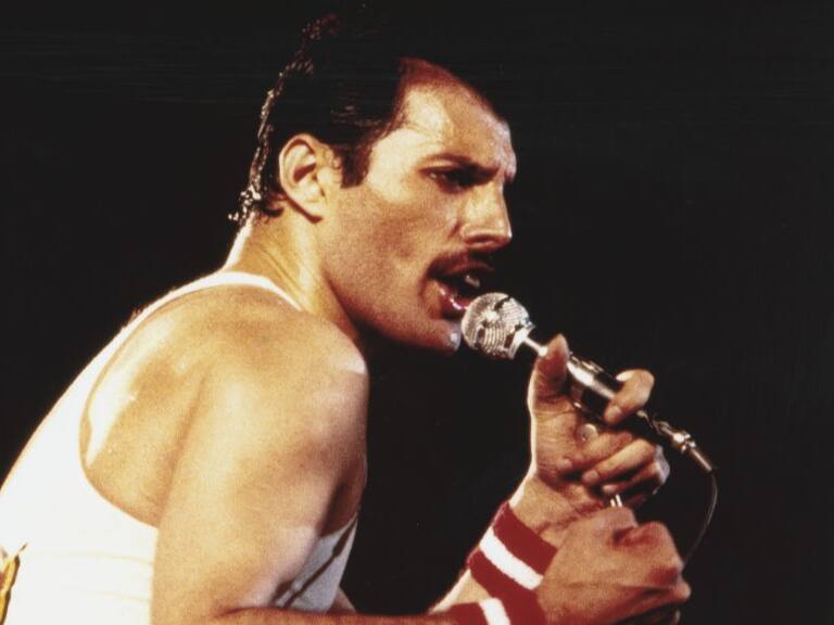 Subastan piano de Freddie Mercury por 2,1 millones de dólares en Londres