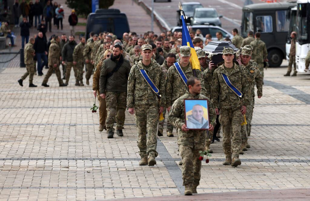 Un grupo de militares de Ucrania realiza un funeral de un soldado cerca de una iglesia en la ciudad de Kiev
