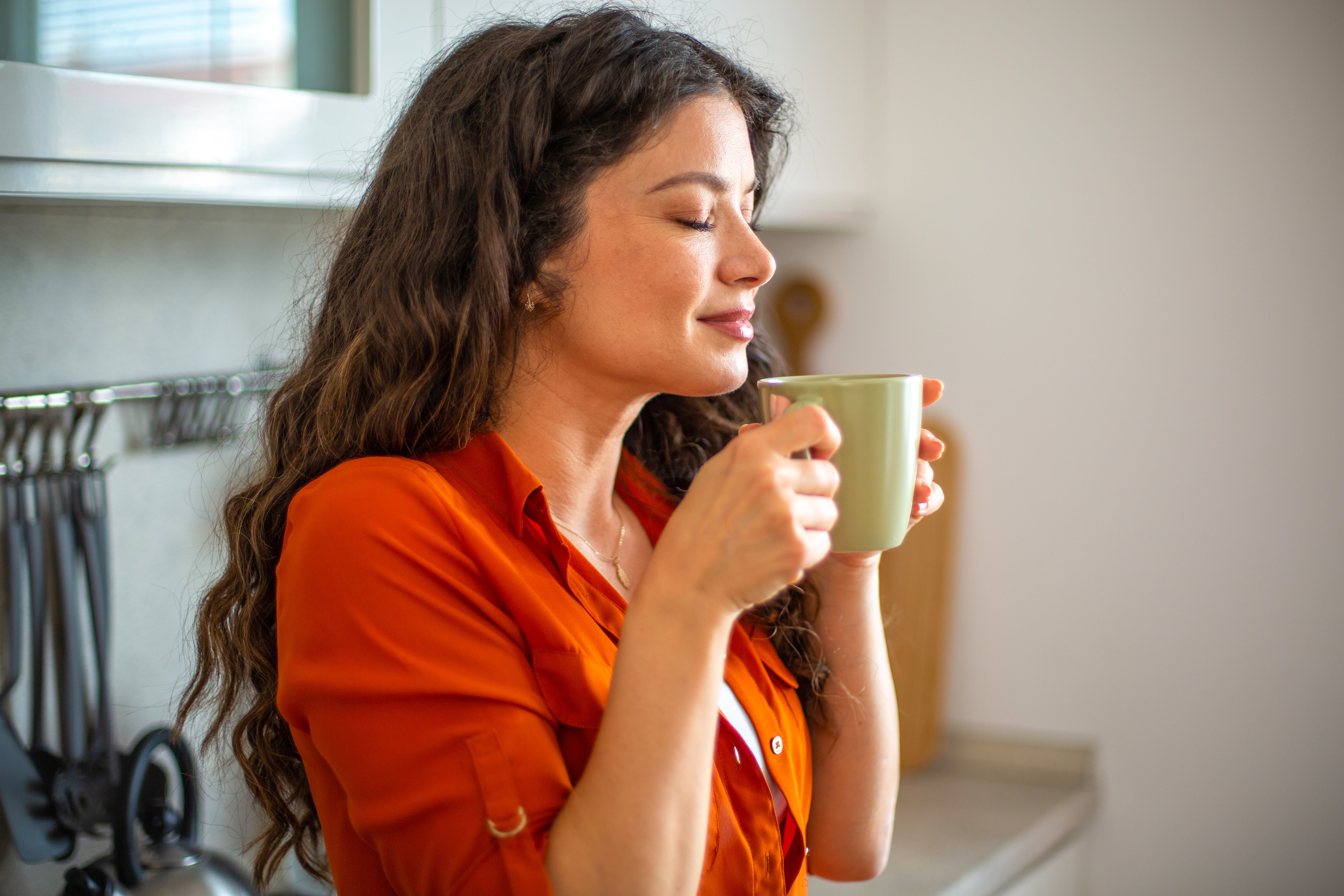 Nueva alternativa a la cafeína promete evitar el nerviosismo y el bajón posterior: ¿Qué tan cierto es?