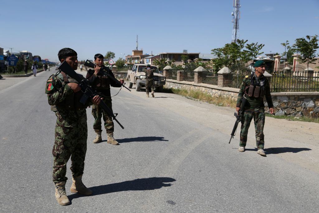 Personal militar afgano cuida las calles en Ghazni