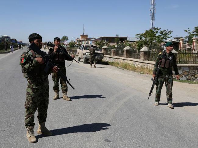 Personal militar afgano cuida las calles en Ghazni