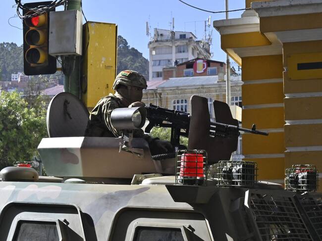 Militares y vehículos se posicionan frente a la sede del gobierno de Bolivia.