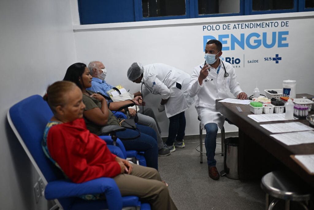 Los pacientes reciben atención médica al presentar síntomas de contagio del dengue en el Hospital Municipal Raphael de Paula Souza en Río de Janeiro de Brasil.