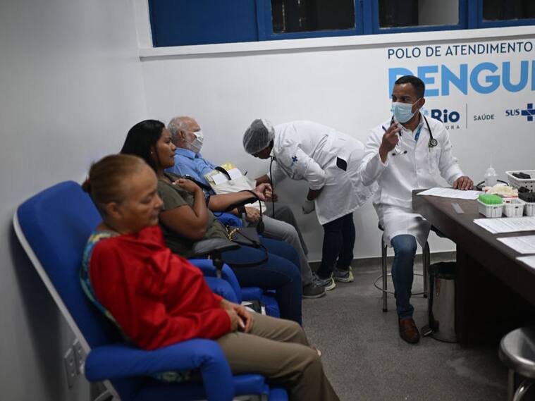 Los pacientes reciben atención médica al presentar síntomas de contagio del dengue en el Hospital Municipal Raphael de Paula Souza en Río de Janeiro de Brasil.