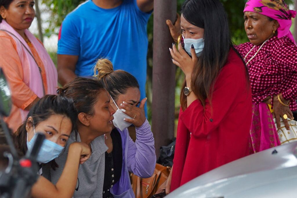 Familiares lloran por la muerte de pasajeros del avión caído en Nepal