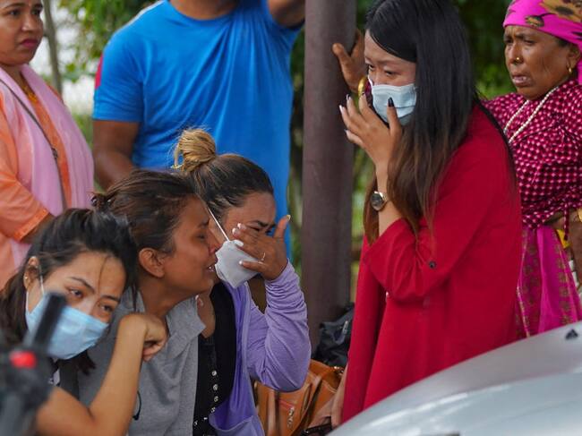 Familiares lloran por la muerte de pasajeros del avión caído en Nepal