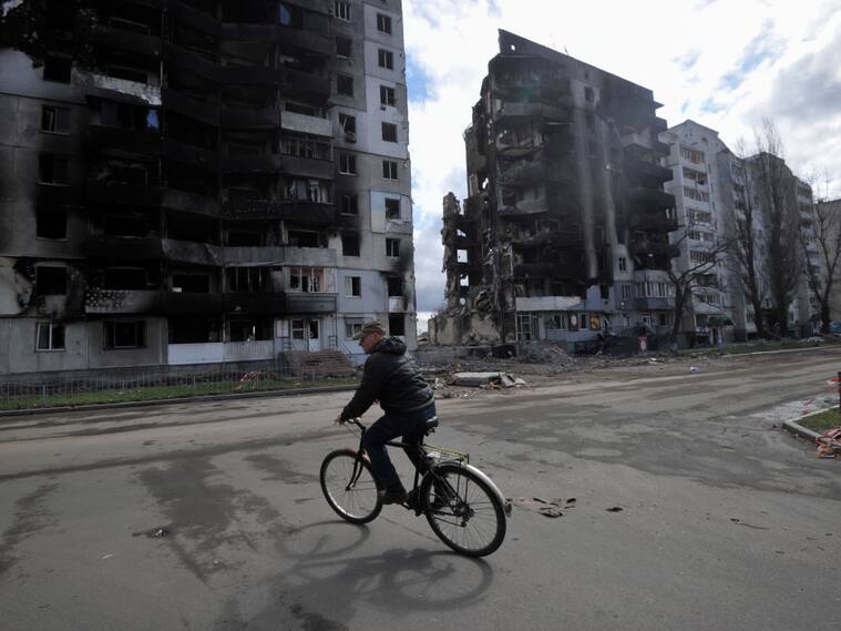 Un hombrea pasa en bicicleta en la ciudad ucraniana de Borodyanka