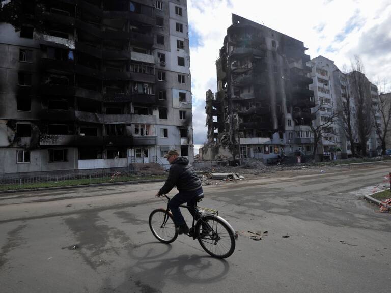 Un hombrea pasa en bicicleta en la ciudad ucraniana de Borodyanka