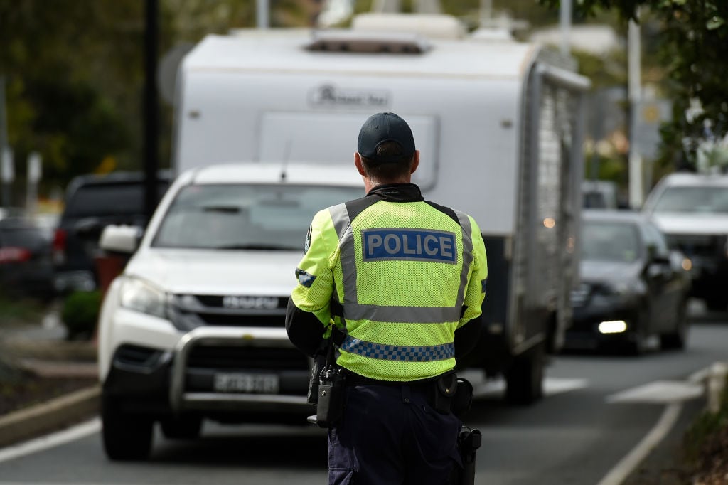 Policías de Australia controlan vehículos en el estado de Queensland