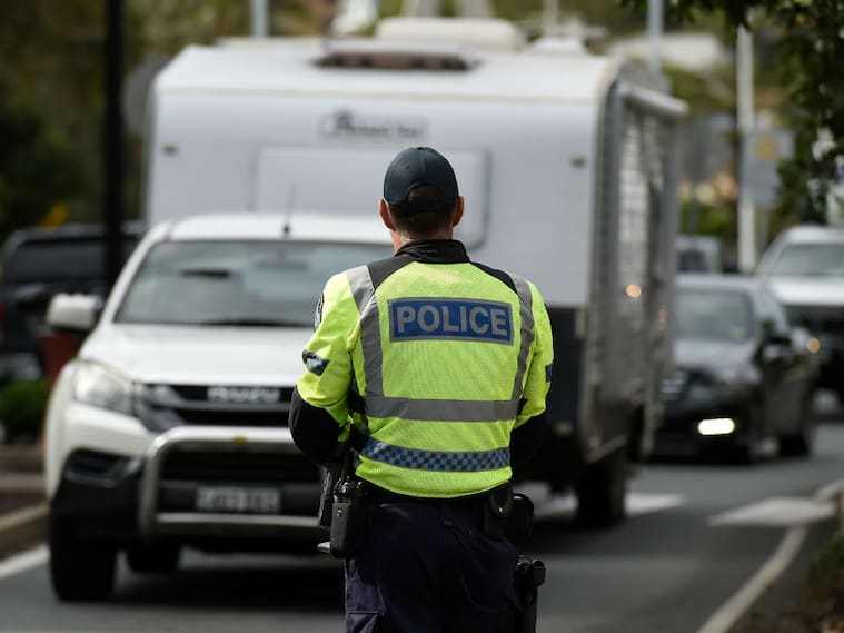Policías de Australia controlan vehículos en el estado de Queensland