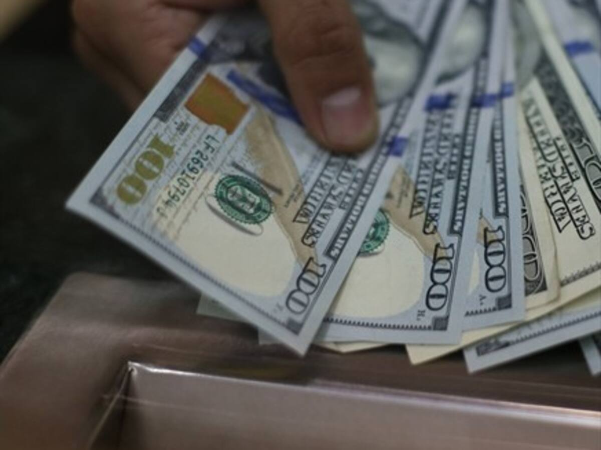 Dólar cerró a la baja y completó su peor nivel en tres años