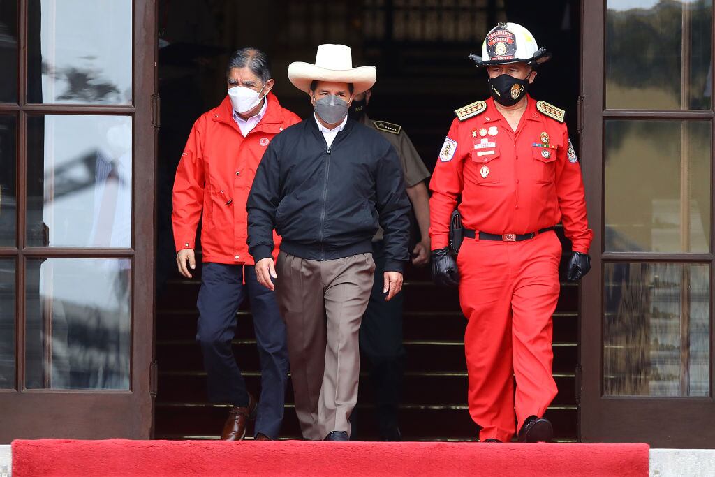 El presidente peruano Pedro reunido con los bomberos en Lima
