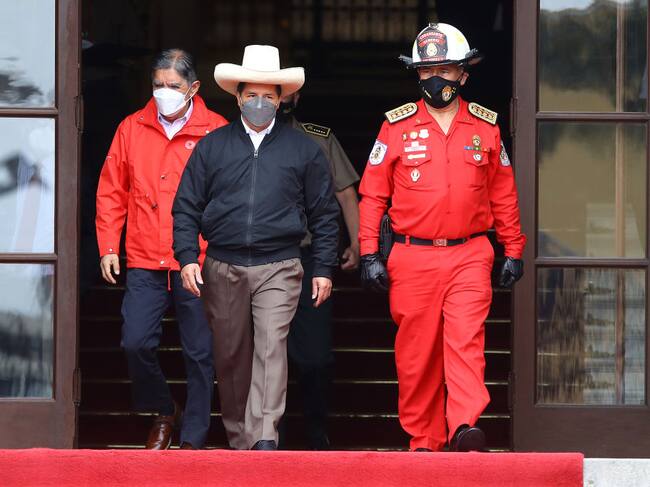 El presidente peruano Pedro reunido con los bomberos en Lima