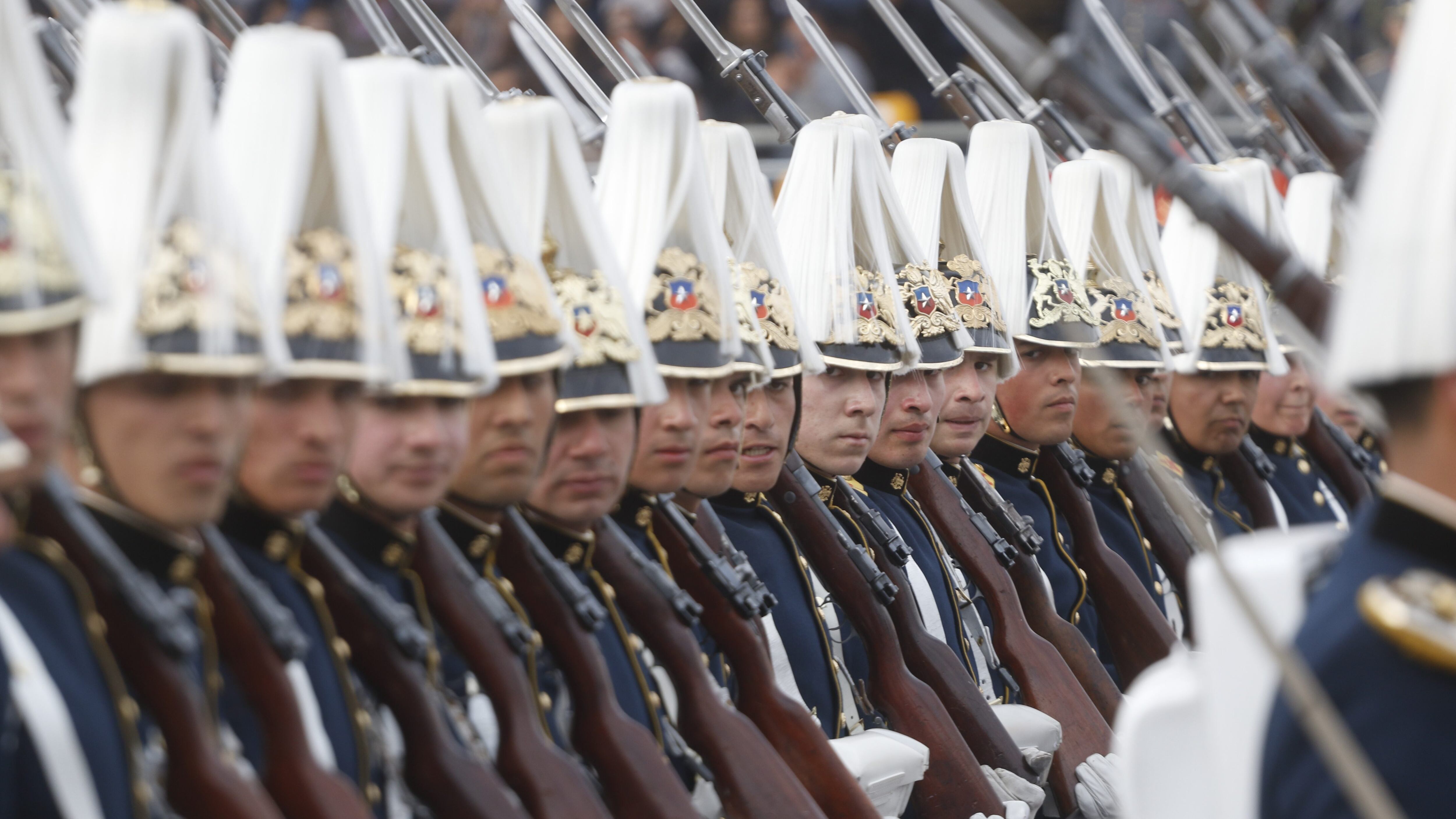Parada Militar sería reducida y "puertas adentro"