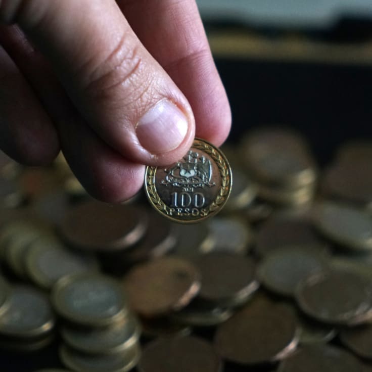 ¿La tienes? Esta es la moneda de $100 que podría valer hasta $600 mil en Chile