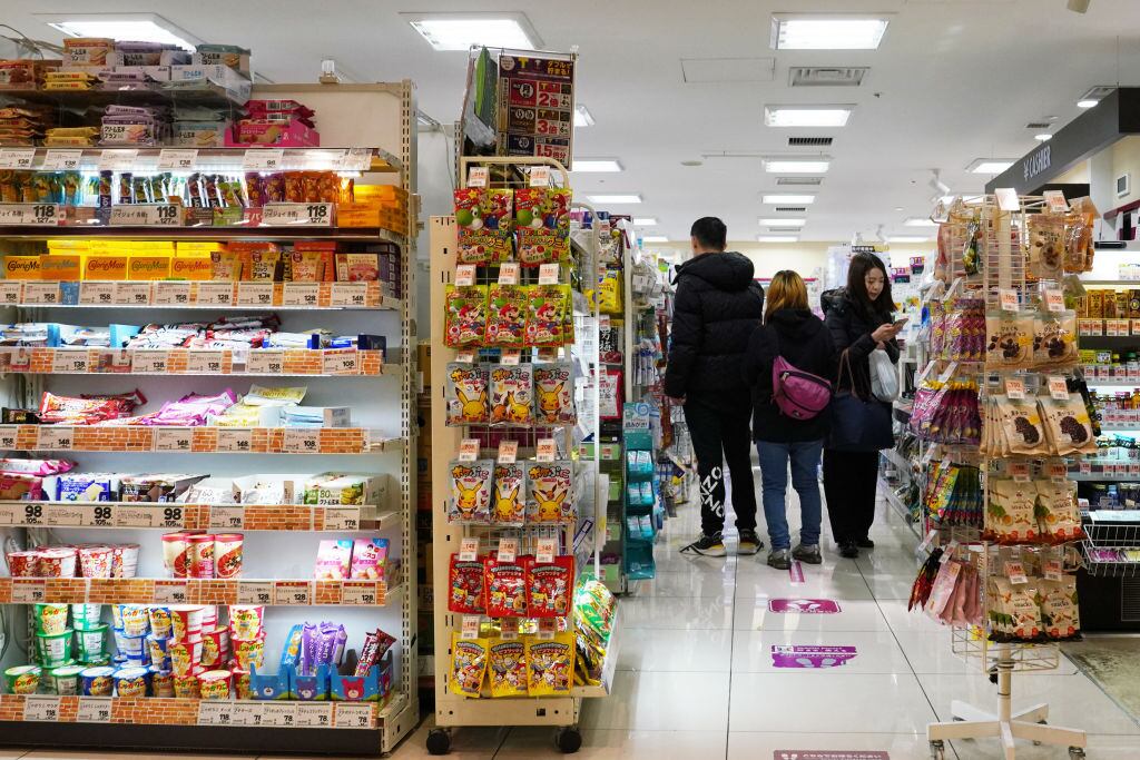 Personas compran al interior de un mercado de alimentos en la ciudad de Tokio en Japón.
