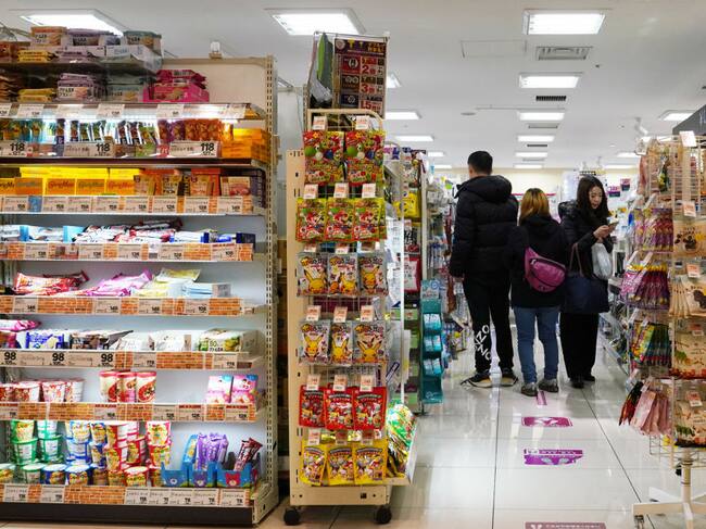 Personas compran al interior de un mercado de alimentos en la ciudad de Tokio en Japón.