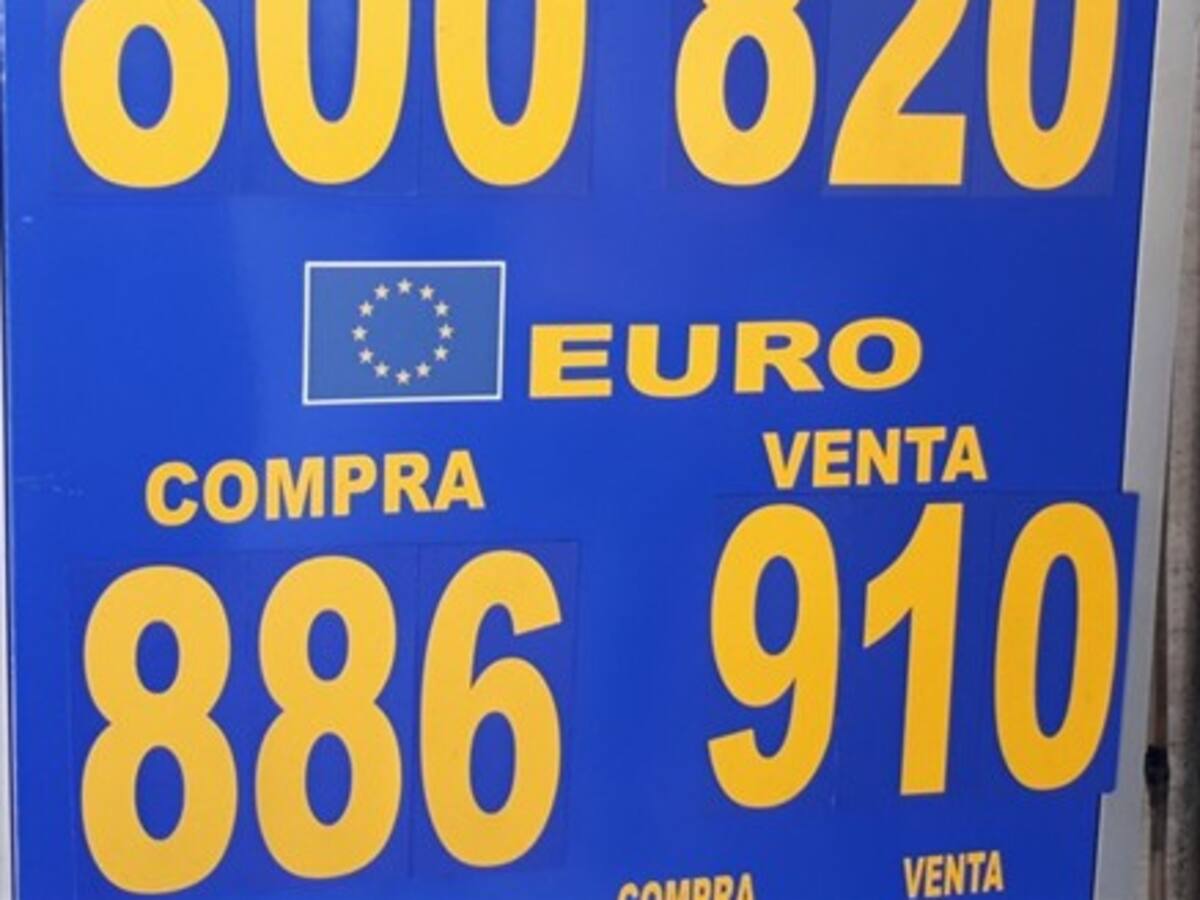 Dólar abrió a la baja y subió sobrepasando los $820