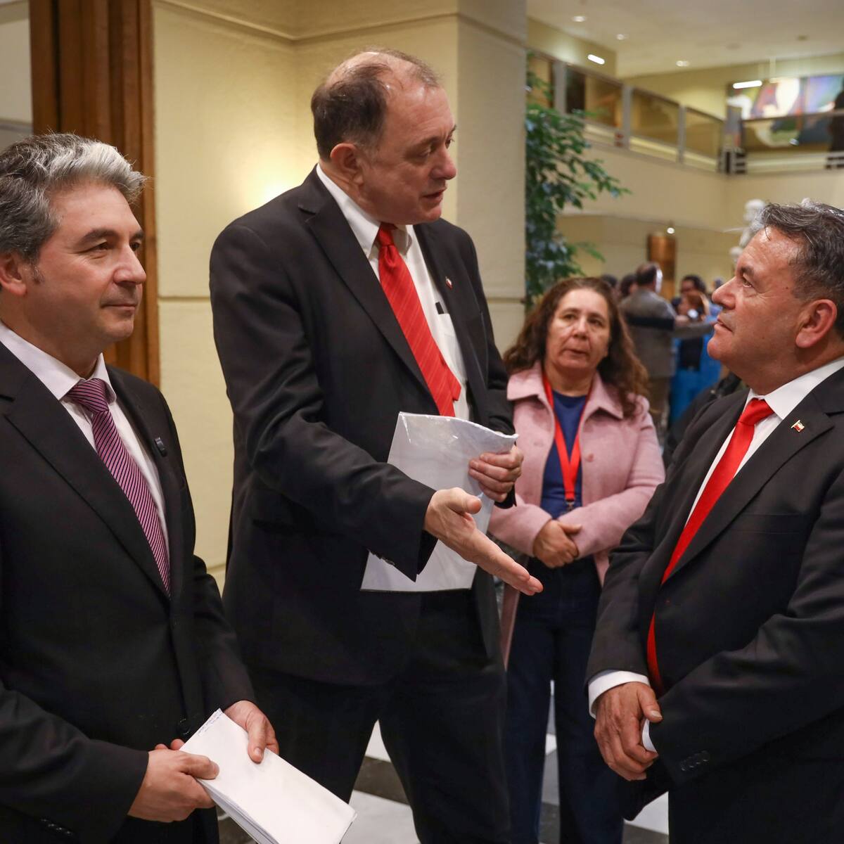 Ministro Poduje denuncia “obstruccionismo” del Frente Amplio tras fallida exposición en la Comisión de Vivienda